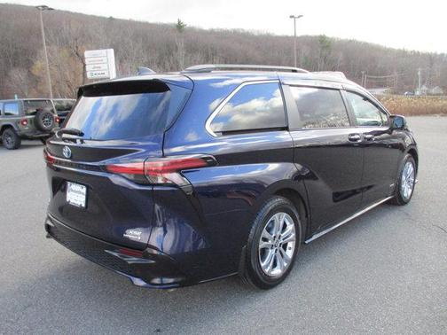 2021 Toyota Sienna XSE 7 Passenger