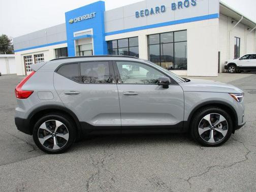 2025 Volvo XC40 B5 Plus Dark Theme