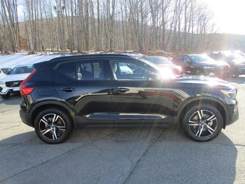 2023 Volvo XC40 B5 Plus Dark Theme