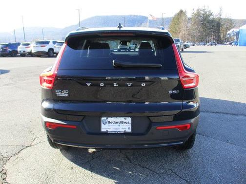 2023 Volvo XC40 B5 Plus Dark Theme