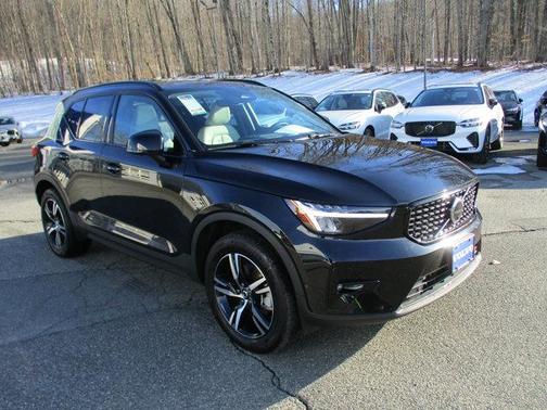 2023 Volvo XC40 B5 Plus Dark Theme