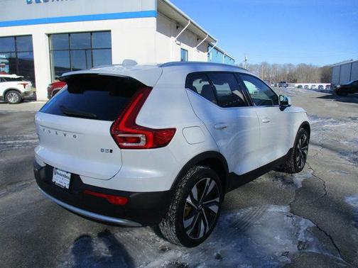 2024 Volvo XC40 B5 Plus Bright Theme
