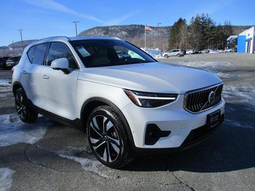2024 Volvo XC40 B5 Plus Bright Theme
