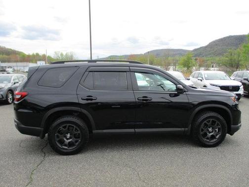 Crystal Black Pearl 2025 Honda Pilot TrailSport