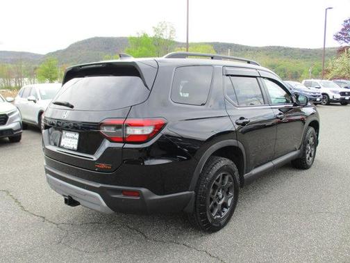 Crystal Black Pearl 2025 Honda Pilot TrailSport