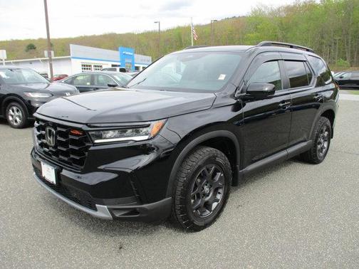 Crystal Black Pearl 2025 Honda Pilot TrailSport