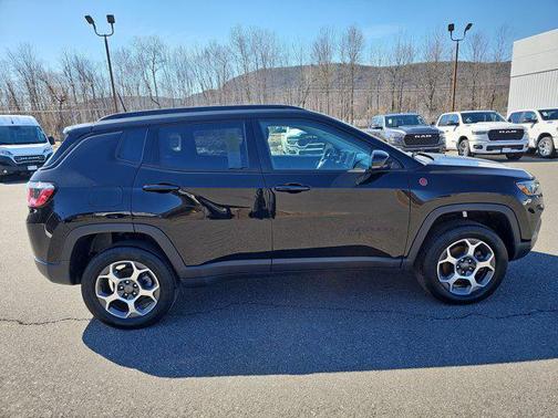 Diamond Black Crystal Pearlcoat 2022 Jeep Compass Trailhawk