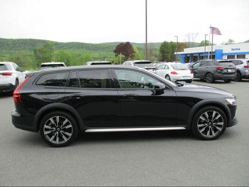 Onyx Black Metallic 2020 Volvo V60 Cross Country T5