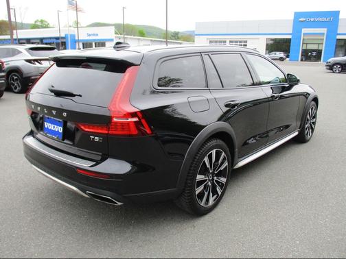Onyx Black Metallic 2020 Volvo V60 Cross Country T5