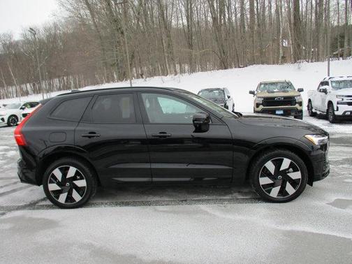 2024 Volvo XC60 Recharge Plug-In Hybrid T8 Plus Dark Theme