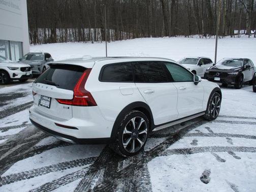 2024 Volvo V60 Cross Country B5 Ultimate