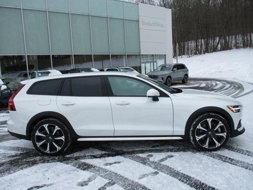 2024 Volvo V60 Cross Country B5 Ultimate