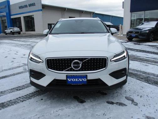 2024 Volvo V60 Cross Country B5 Ultimate