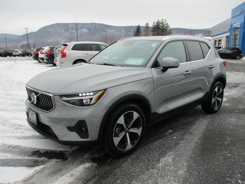 2025 Volvo XC40 B5 Plus Bright Theme