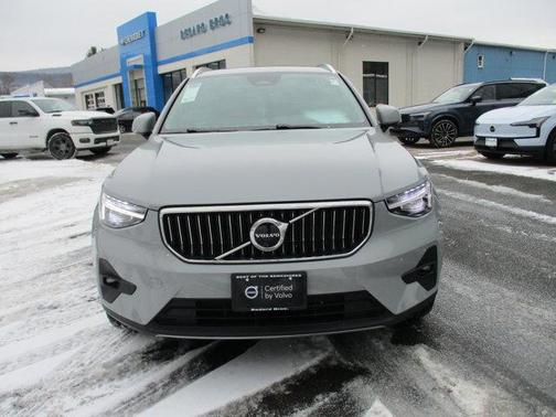 2025 Volvo XC40 B5 Plus Bright Theme