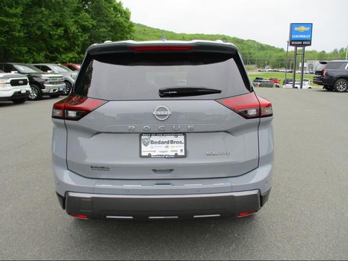 Boulder Gray Pearl 2025 Nissan Rogue SL