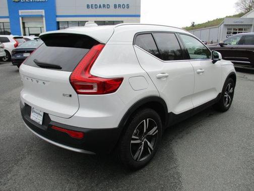 Crystal White Pearl 2025 Volvo XC40 B5 Core Bright Theme