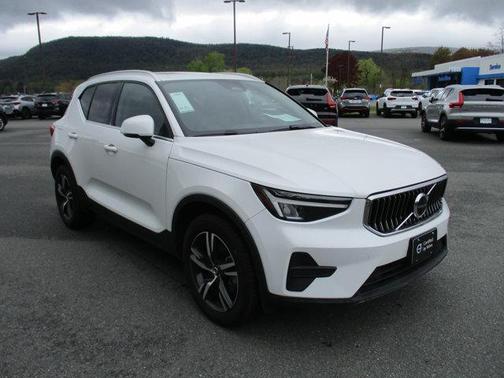 Crystal White Pearl 2025 Volvo XC40 B5 Core Bright Theme