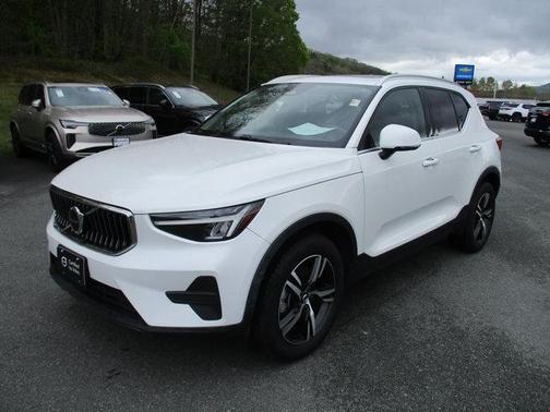 Crystal White Pearl 2025 Volvo XC40 B5 Core Bright Theme