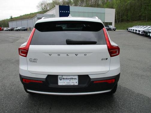 Crystal White Pearl 2025 Volvo XC40 B5 Core Bright Theme