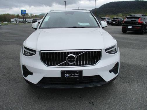 Crystal White Pearl 2025 Volvo XC40 B5 Core Bright Theme