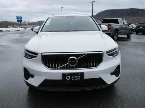 2025 Volvo XC40 B5 Core Bright Theme