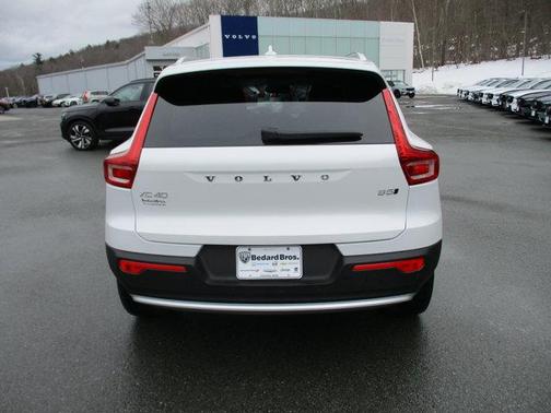 2025 Volvo XC40 B5 Core Bright Theme