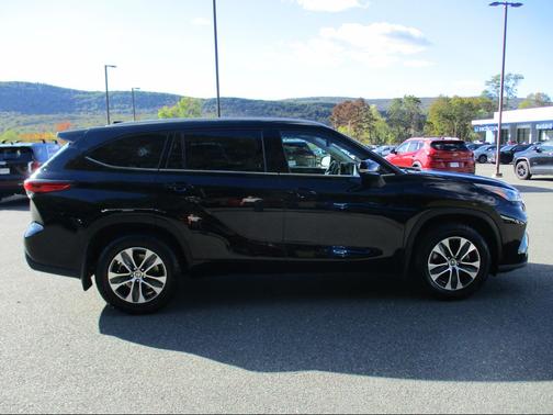 Midnight Black Metallic 2022 Toyota Highlander XLE