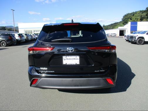 Midnight Black Metallic 2022 Toyota Highlander XLE