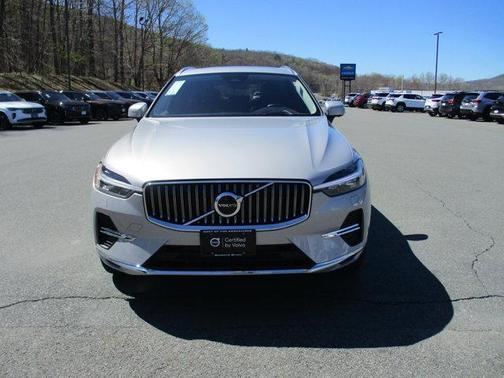 Silver Dawn Metallic 2022 Volvo XC60 Recharge Plug-In Hybrid T8 Inscription