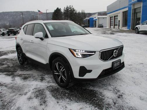 2025 Volvo XC40 B5 Core Bright Theme