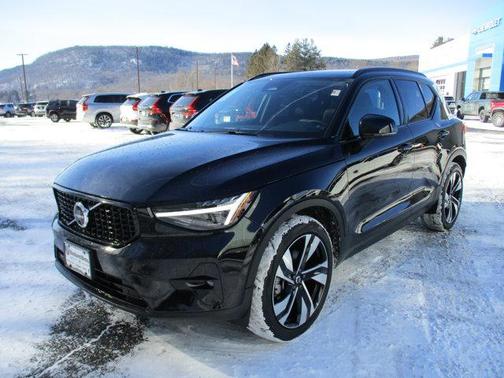 2023 Volvo XC40 B5 Ultimate Dark Theme