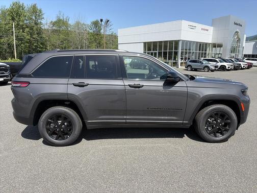 Baltic Gray Metallic Clearcoat 2026 Jeep Grand Cherokee Altitude