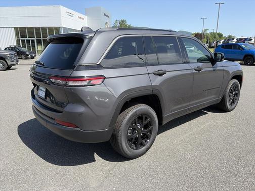 Baltic Gray Metallic Clearcoat 2026 Jeep Grand Cherokee Altitude
