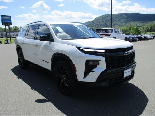 Iridescent Pearl Tricoat 2024 Chevrolet Traverse RS