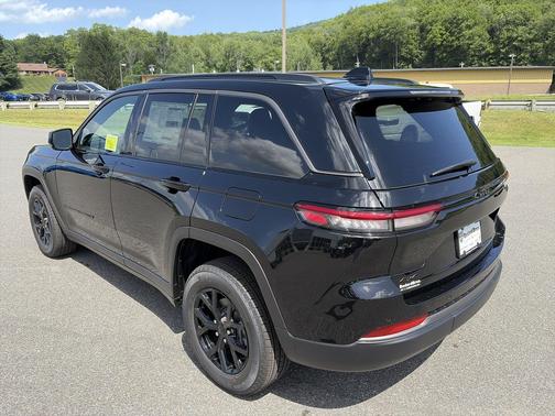 Diamond Black Crystal Pearlcoat 2026 Jeep Grand Cherokee Altitude