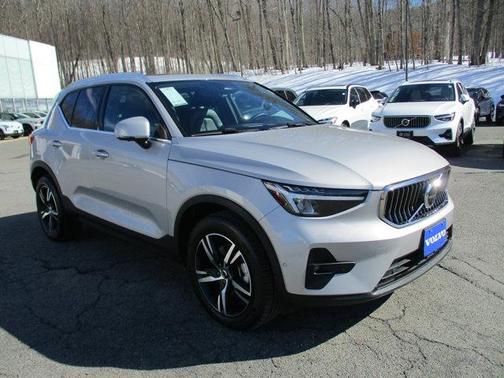 2023 Volvo XC40 B5 Plus Bright Theme