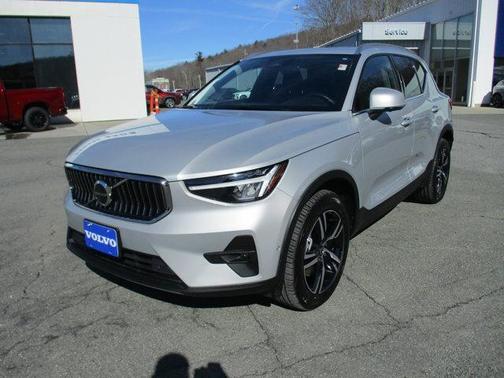 2023 Volvo XC40 B5 Plus Bright Theme