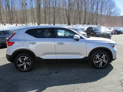 2023 Volvo XC40 B5 Plus Bright Theme