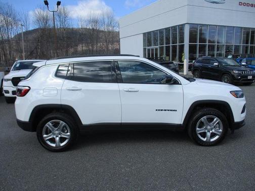 Bright White Clearcoat 2024 Jeep Compass Latitude