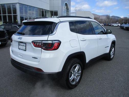 Bright White Clearcoat 2024 Jeep Compass Latitude