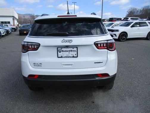 Bright White Clearcoat 2024 Jeep Compass Latitude