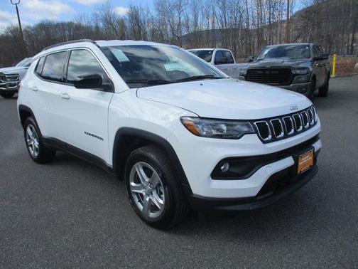 Bright White Clearcoat 2024 Jeep Compass Latitude