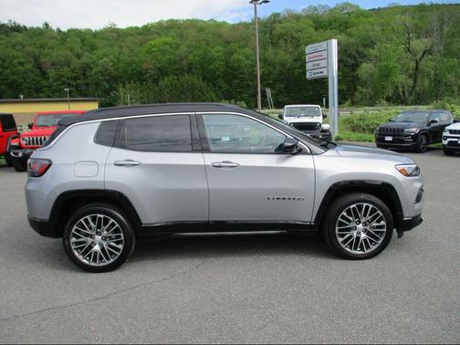 Silver Zynith Metallic Clearcoat 2024 Jeep Compass Limited