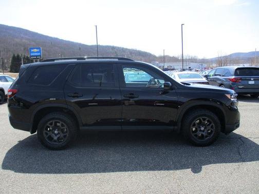 Crystal Black Pearl 2025 Honda Pilot TrailSport