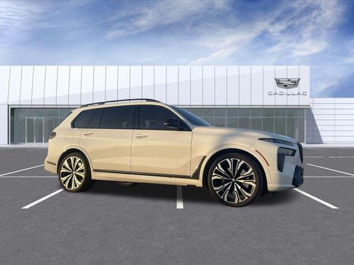 2023 BMW X7 M60i