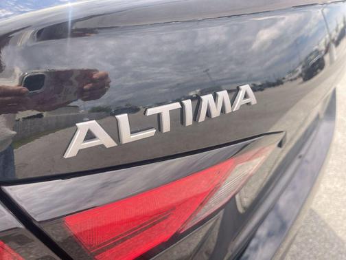Super Black 2025 Nissan Altima SR FWD