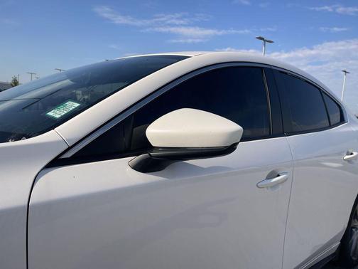 Snowflake White Pearl Mica 2025 Mazda Mazda3 FWD w/Preferred Package