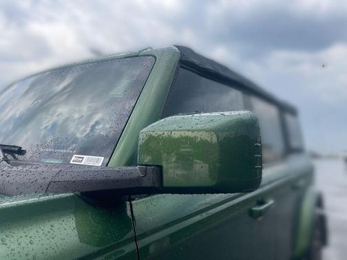 ERUPTION GREEN METALLIC 2022 Ford Bronco Outer Banks