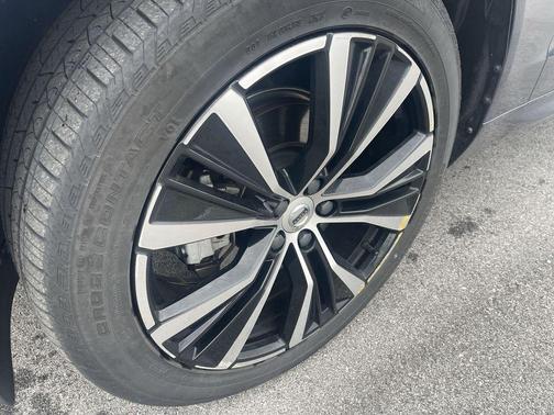 2024 Volvo XC60 B5 Plus Dark Theme